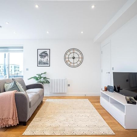 Luxe & Stylish 1 & 2 Bed Flats Near Heathrow, Legoland, & Windsor Slough Buitenkant foto