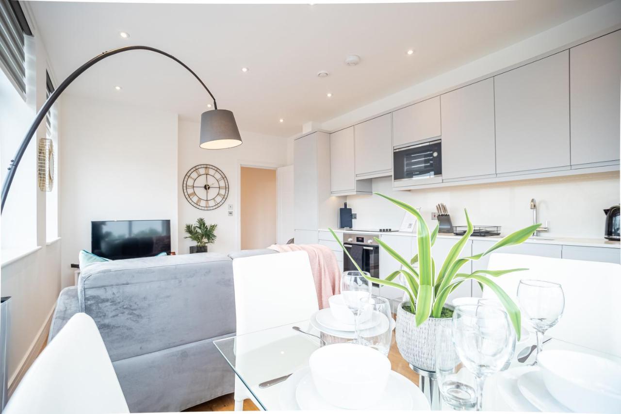 Luxe & Stylish 1 & 2 Bed Flats Near Heathrow, Legoland, & Windsor Slough Buitenkant foto