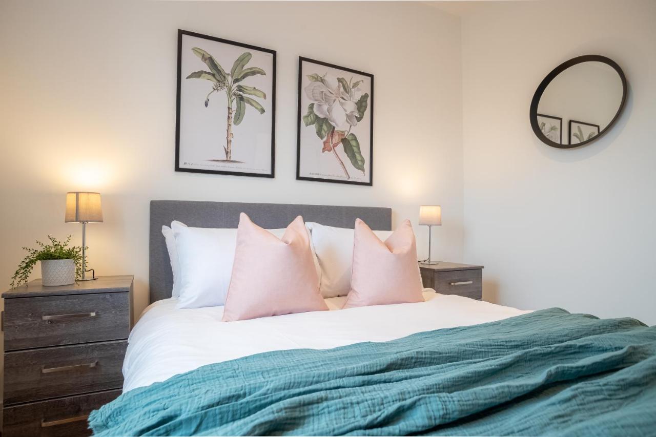 Luxe & Stylish 1 & 2 Bed Flats Near Heathrow, Legoland, & Windsor Slough Buitenkant foto