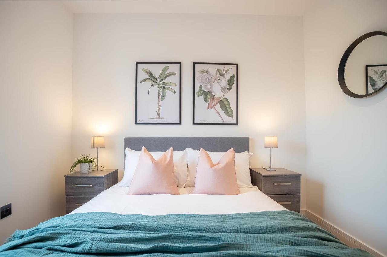 Luxe & Stylish 1 & 2 Bed Flats Near Heathrow, Legoland, & Windsor Slough Buitenkant foto