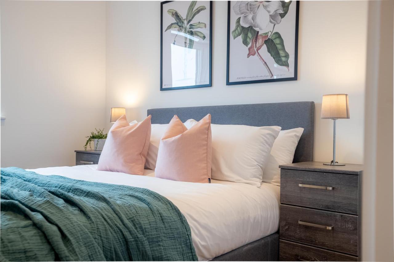 Luxe & Stylish 1 & 2 Bed Flats Near Heathrow, Legoland, & Windsor Slough Buitenkant foto