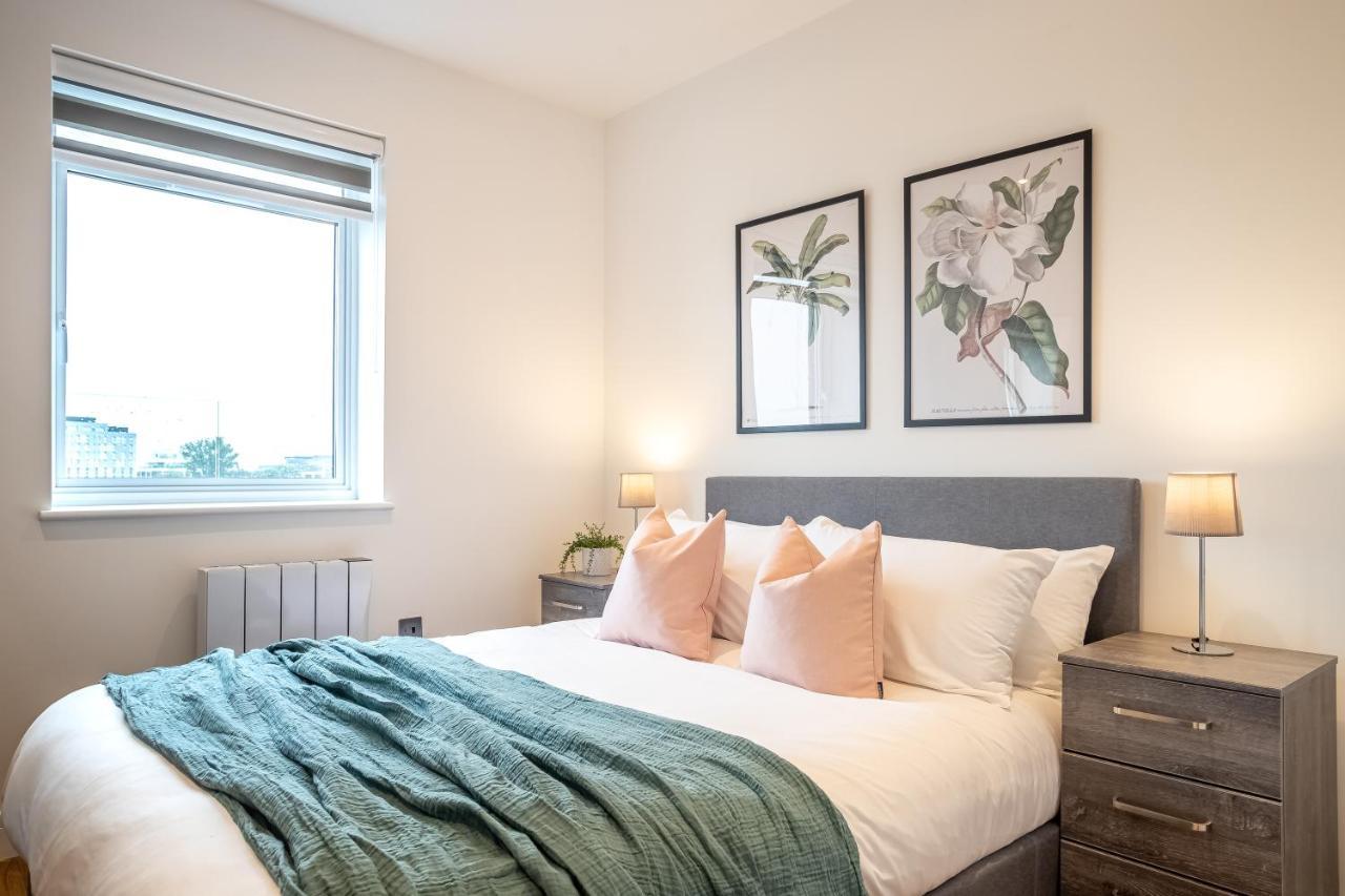 Luxe & Stylish 1 & 2 Bed Flats Near Heathrow, Legoland, & Windsor Slough Buitenkant foto