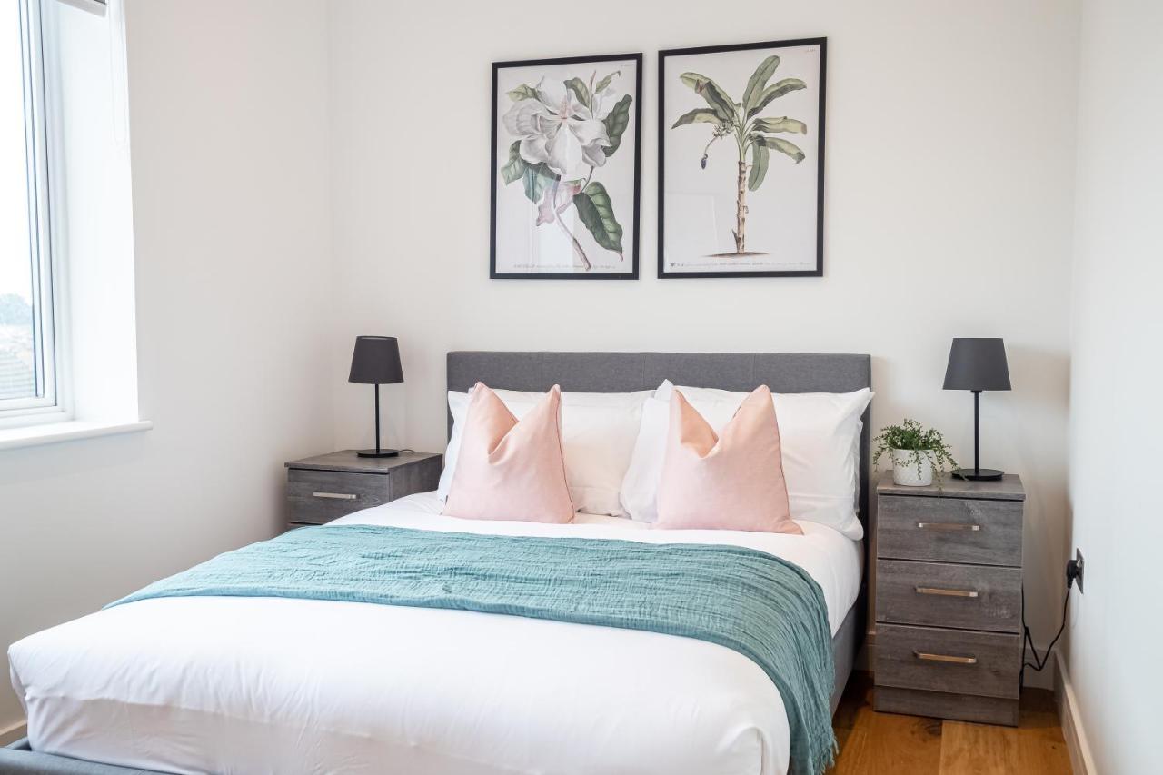 Luxe & Stylish 1 & 2 Bed Flats Near Heathrow, Legoland, & Windsor Slough Buitenkant foto