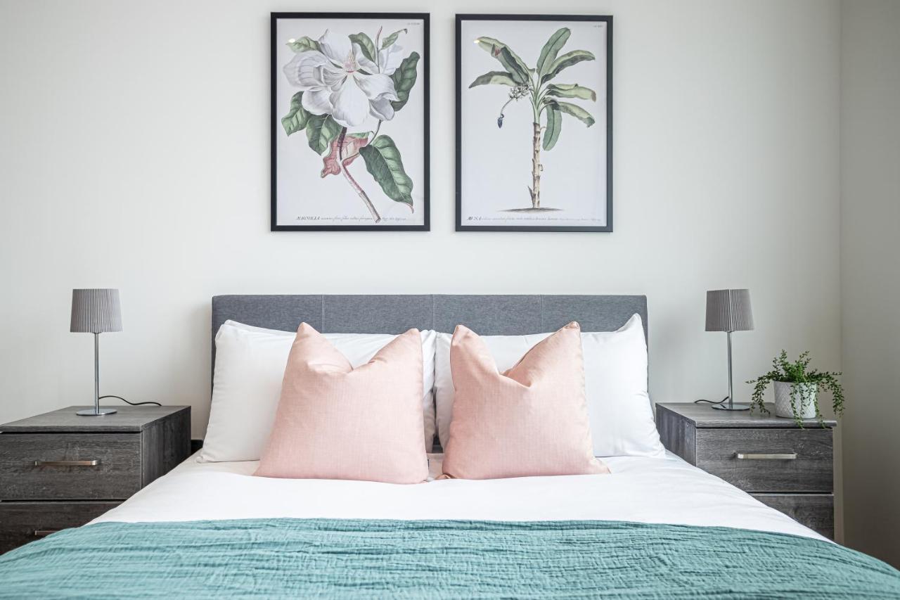 Luxe & Stylish 1 & 2 Bed Flats Near Heathrow, Legoland, & Windsor Slough Buitenkant foto