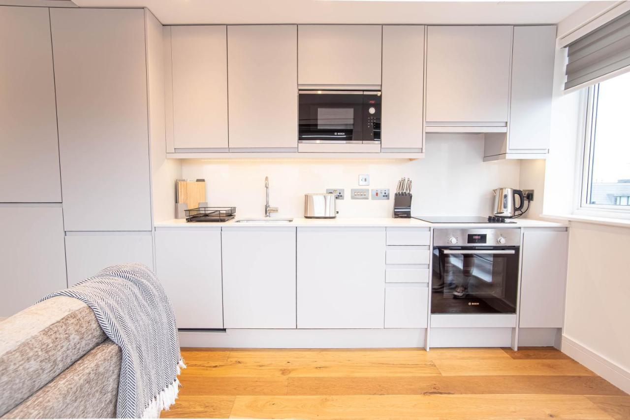 Luxe & Stylish 1 & 2 Bed Flats Near Heathrow, Legoland, & Windsor Slough Buitenkant foto