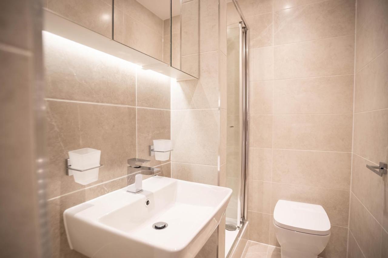 Luxe & Stylish 1 & 2 Bed Flats Near Heathrow, Legoland, & Windsor Slough Buitenkant foto