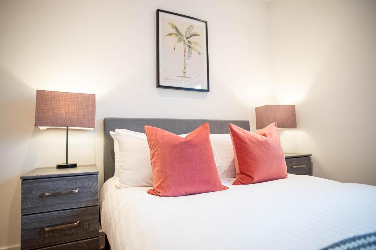 Luxe & Stylish 1 & 2 Bed Flats Near Heathrow, Legoland, & Windsor Slough Buitenkant foto